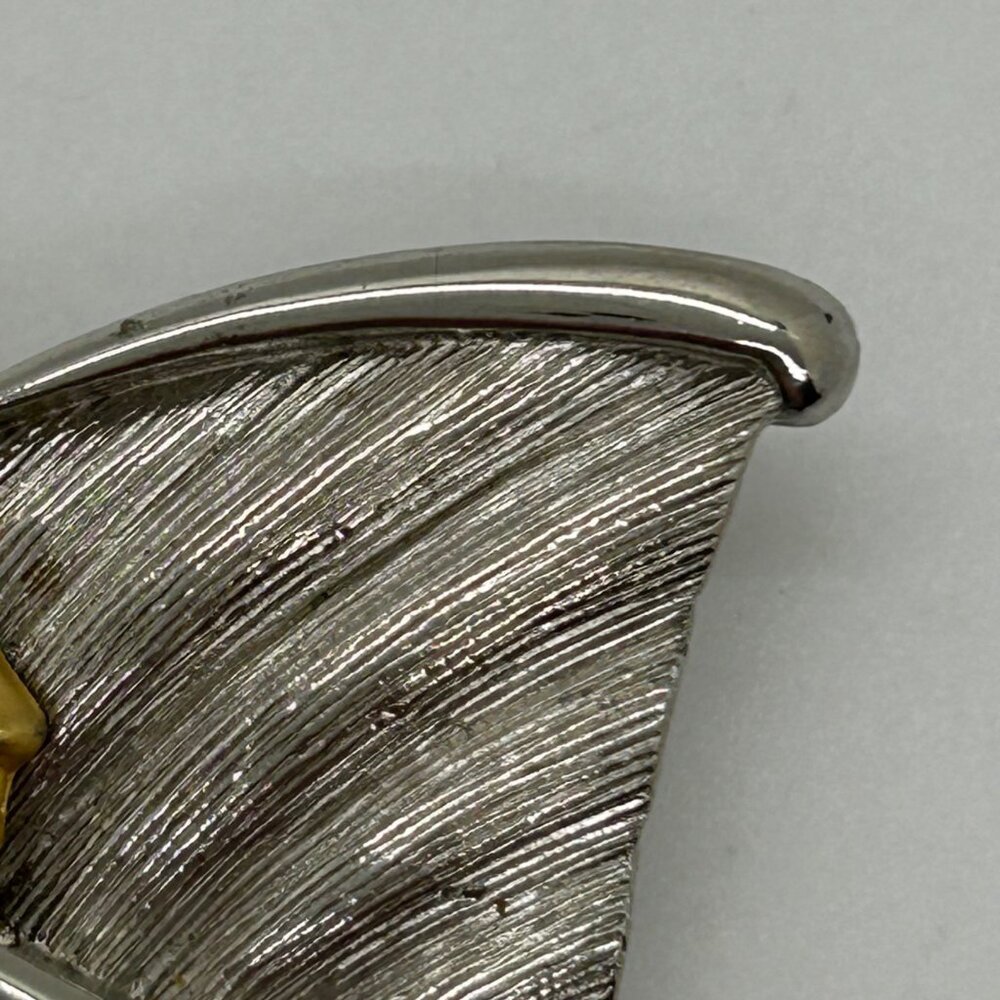 Vintage Art Deco-Inspired Flapper Brooch Silver-Toned Texture Gold-tone Profile - Picture 6 of 16
